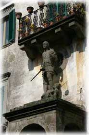 Santa Fiora - La statua del guerriero in Piazza San Michele