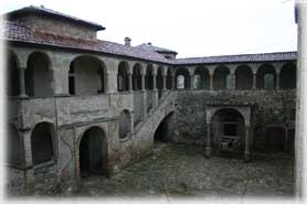 Agazzano - Veduta del cortile interno del castello