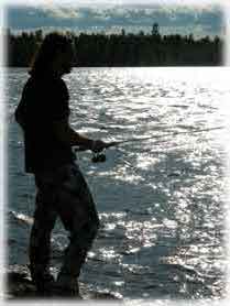 Teo a pesca su di un fiume finlandese nel Circolo Polare Artico