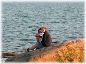 Teo e la Esther in riva al mare svedese