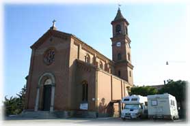 Serralunga d'Alba - La sistemazione dei camper vicino alla chiesa
