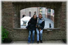 Fontanellato - Alessia ed Anna nei giardini pensili della Rocca