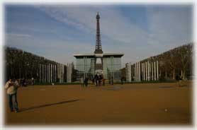 Parigi - La Tour Eiffel vista dai giardini di Campo di Marte