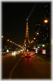 Parigi - Una veduta notturna della Tour Eiffel