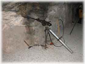 Scopriminiera - Un martello pneumatico ed il suo sostegno idraulico