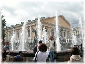 Mosca - Giochi d'acqua davanti all'ingresso del centro commerciale prospiciente alla Piazza Rossa