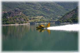 Lago di Turano - Un canadair mentre riempie ii serbatoi