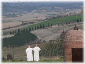Chiusure - Monaci in contemplazione del panorama