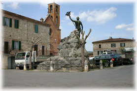 Sovicille - Scorcio con Chiesa di San Lorenzo