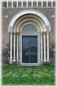 Tuscania - Particolare della Basilica di San Pietro